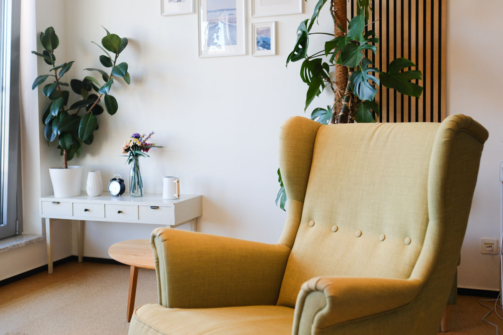 Heller Therapieraum der Privatpraxis Psychotherapie Kischkat
